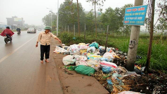 Trên đoạn Quốc lộ 2C địa phận xã Đạo Tú (Tam Dương), người dân vứt rác thải bên lề đường không đúng nơi quy định, gây ô nhiễm môi trường