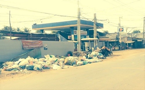 Bãi rác trước hàng rào bao khu vực xây mới chợ Hòa Bình (xã Thành Long, huyện Châu Thành)