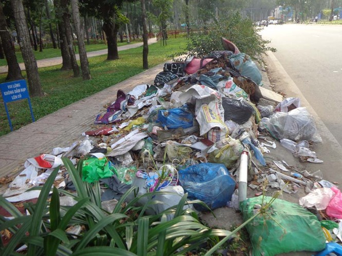 Đi trên đường Hồng Hà, đoạn ở công viên Gia Định (TP.HCM), nhiều người ngao ngán lắc đầu trước cảnh rác bủa vây