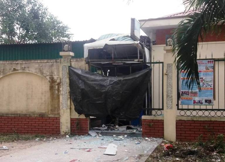 Cây ATM của Ngân hàng TMCP Công thương Việt Nam (Vietinbank), chi nhánh TX. Cửa Lò bị nổ tung lúc rạng sáng 22/12