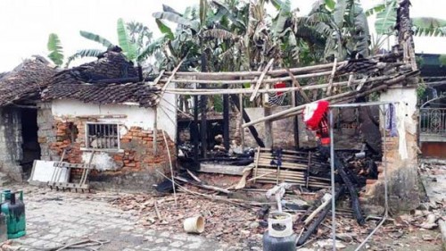 Vụ cháy khiến ngôi nhà 3 gian, cùng 2 chiếc xe máy bị thiêu rụi hoàn toàn. Ảnh: Báo Giao thông