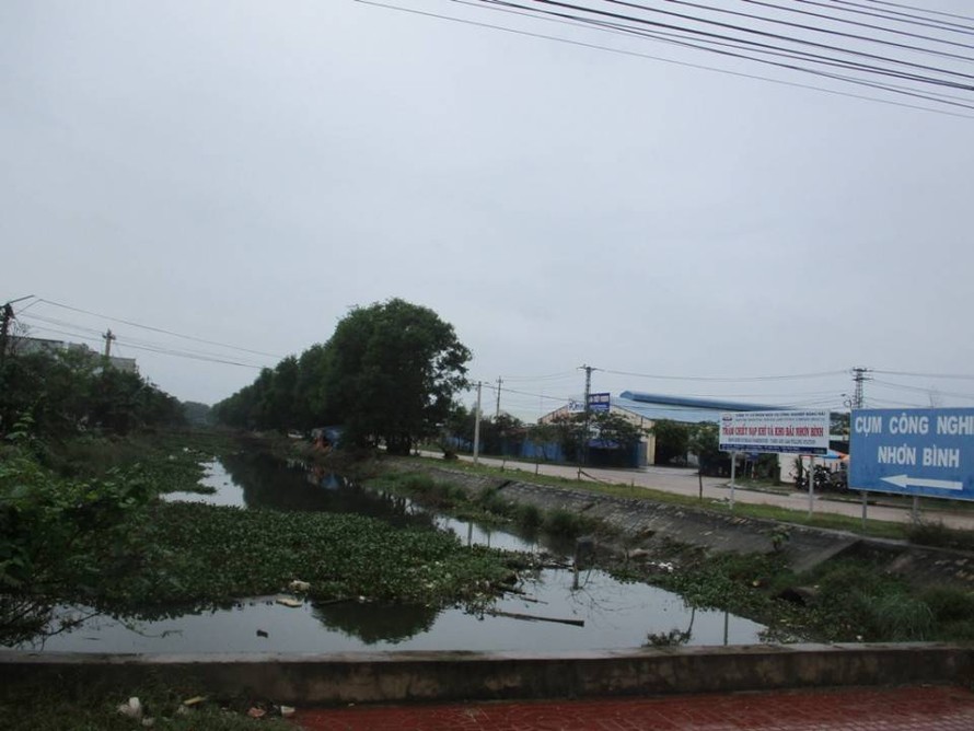 Tuyến mương nằm dọc theo đường Nguyễn Đình Hoàng có chức năng tiêu thoát nước cho các khu dân cư nằm xung quanh CCN Nhơn Bình