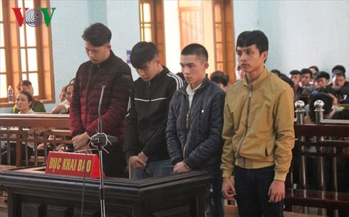 Nguyễn Thành Nhân (thứ 2 tính từ bên phải qua) cùng nhóm bị cáo
