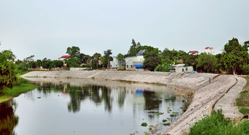 Dòng sông Đáy đoạn qua huyện Thanh Oai được xử lý nhằm giảm ô nhiễm. Ảnh: Bá Hoạt