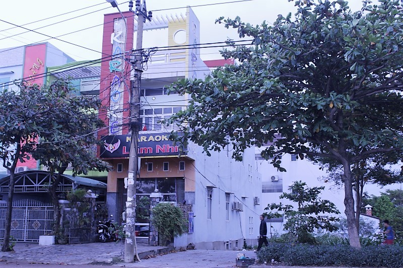 Chủ quán karaoke Lâm Nhi bị phạt 16,5 triệu đồng do để nhân viên khỏa thân phục vụ khách