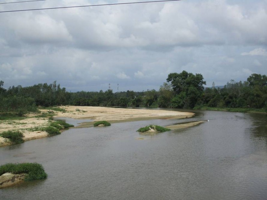 Sông La Vỹ ở thôn Tân Hòa, xã Cát Tân bị cày nát do khai thác cát trái phép
