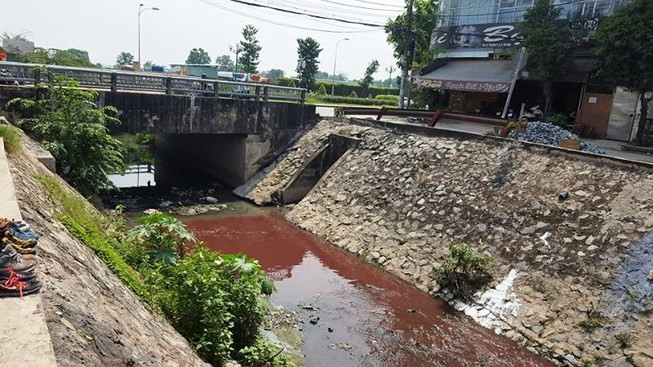 Nước kênh gần sân bay Tân Sơn Nhất có màu đỏ.
