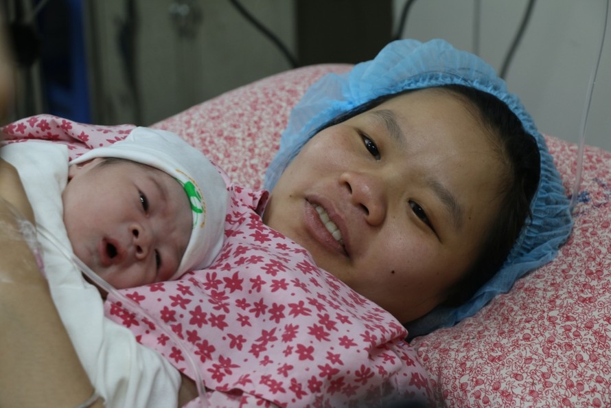 Chị Trần Thị Liên đã hạ sinh bé trai 3,4kg trong thời khắc đặc biệt, bé Phúc An đã chào đời vào 00h05 phút ngày mùng một năm Mậu Tuất 2018 (Ảnh Công Phương).