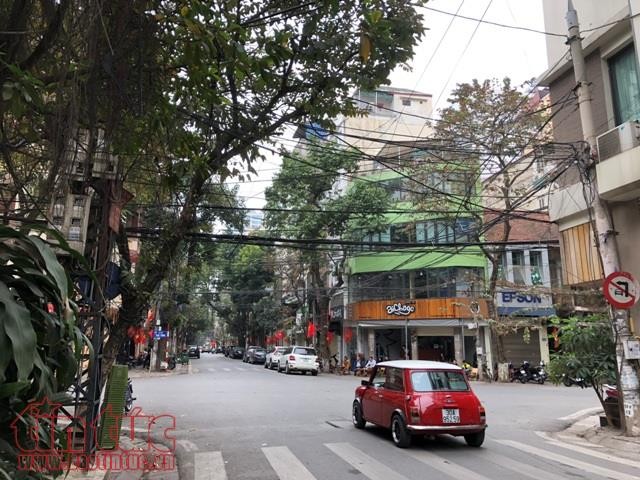 Đầu xuân, đường phố Hà Nội vắng vẻ, đình chùa đông đúc