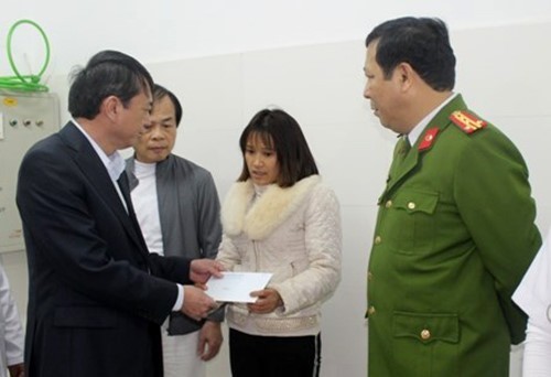 Chủ tịch UBND tỉnh Cao Bằng Hoàng Xuân Ánh đến động viên gia đình nạn nhân. Ảnh: Báo Cao Bằng. Nguồn: Zing.
