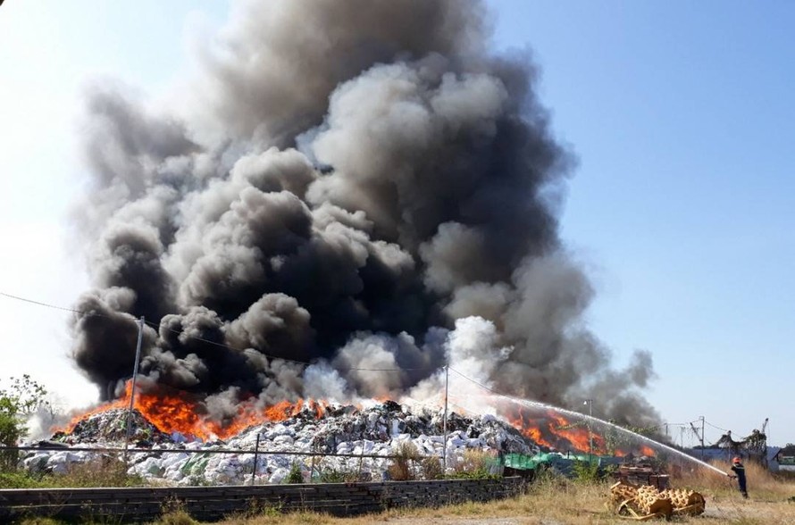 Tiền Giang: Cháy lớn tại khu kho tập trung rác thải