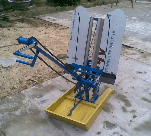 Chiếc máy cấy lúa không động cơ, nhỏ gọn nhưng có năng suất bằng 6 người cùng làm