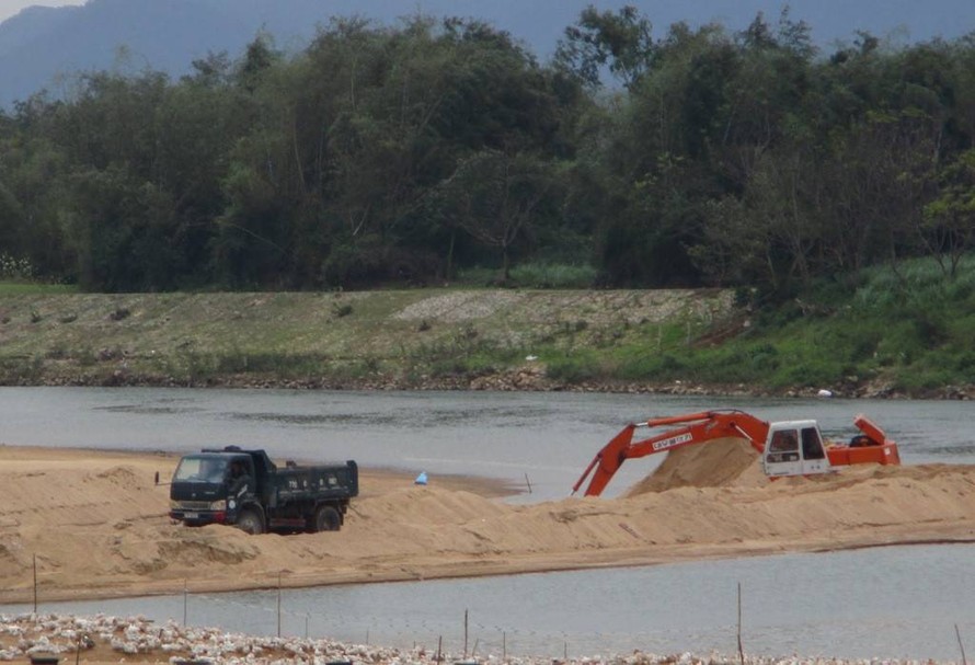 Doanh nghiệp Trọng Điểm đang khai thác cát tại sông Côn dưới chân cầu Phụ Ngọc đi qua hai xã Nhơn Khánh và Nhơn Phúc