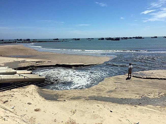 Nước đen như hắc ín ở Bình Thuận: 'Chỉ là thoát nước'