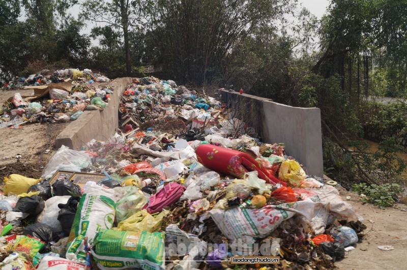 Bãi rác nằm ngay đường liên thôn bốc mùi hôi thối khiến người dân "không chịu nổi". (ảnh Bảo Thoa, chụp chiều ngày 4/3)