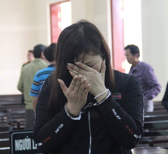 Bị cáo Hồ Thị Huệ khóc nức nở tại phiên tòa