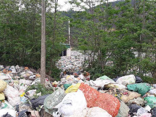 Bãi rác Phượng Thành bị quá tải, không xử lý kịp gây nên ô nhiễm nghiêm trọng kèm theo ruồi, muỗi đặc kín.