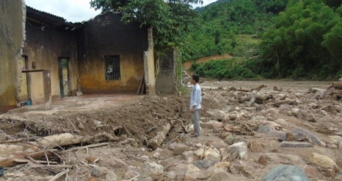Giông lốc trong đêm tại huyện miền núi Quan Hóa đã khiến nhiều nhà dân bị tốc mái.