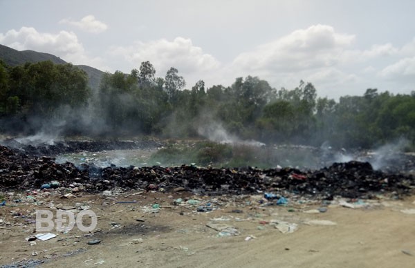 Việc đốt rác tại bãi tập kết rác hồ Mu Rùa (xã Cát Minh) làm ảnh hưởng đến người dân.