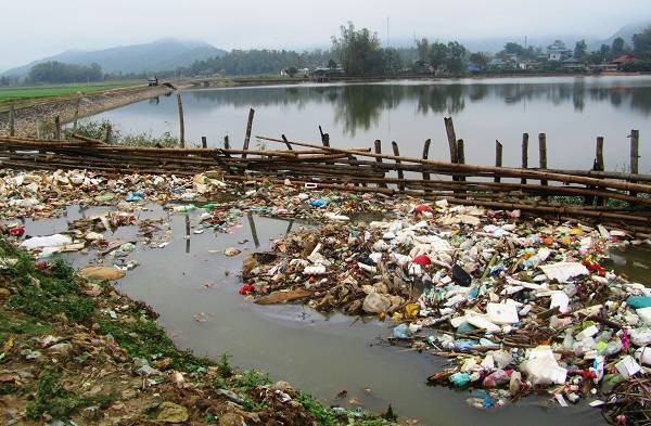 Rác thải từ kênh hữu Đại thủy nông Nậm Rốm đổ dồn về hồ Co Lôm, xã Noong Luống, huyện Điện Biên.