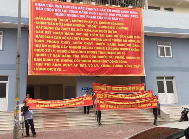 Người dân chung cư PVNC2-CT02 căng băng rôn kêu cứu lãnh đạo tỉnh Nghệ An vì chung cư chưa có hệ thống PCCC