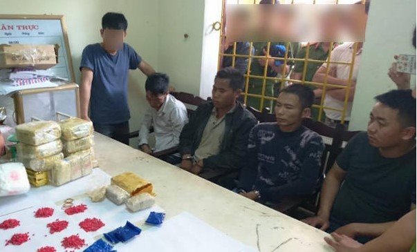 3 đối tượng trong 2 chuyên án bị lực lượng chức bắt giữ khi vận chuyển 8kg ma túy đá và hơn 18 ngàn viên ma túy tổng hợp. Ảnh: Hồng Quang – Báo Nghệ An.