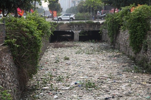Dòng sông đầy rác khiến nhiều người kinh sợ khi đi qua
