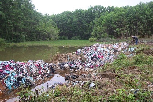 Lượng lớn rác thải được đổ thẳng xuống hồ chứa nước trong rừng keo tràm