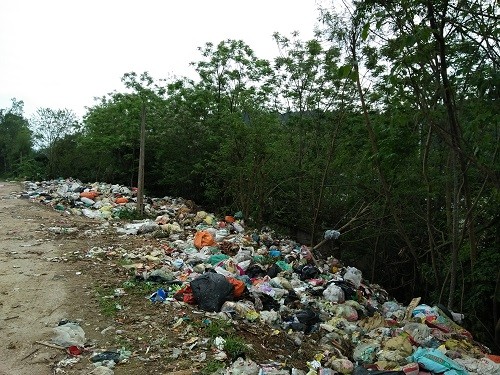 Rác thải vất bừa bãi tại huyện Đức Thọ