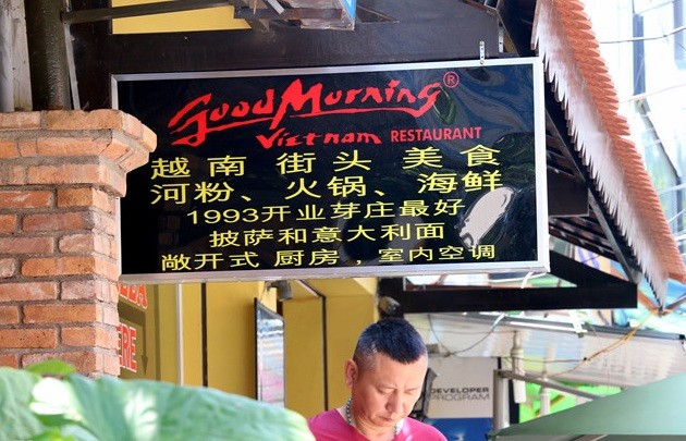 Những biển hiệu khồng hề có tiếng Việt như thế này tràn lan ở Nha Trang