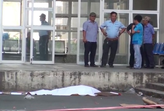 Một bệnh nhân nữ bất ngờ nhảy từ tầng 9 Bệnh viện Đa khoa Đồng Nai xuống đất, tử vong tại chỗ. Ảnh cắt từ clip của báo Vietnamnet