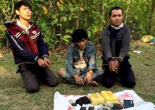 3 người đàn ông bị bắt giữ cùng tang vật. Ảnh: BĐBP Quảng Bình cung cấp.