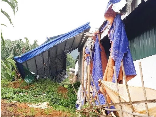 Trân mưa kèm theo giông lốc mạnh làm cả những mái nhà kiên cố cũng bị bay 