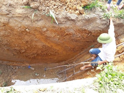 Phát hiện thấy có dầu chảy ra theo mạch nước khi đào hố xuống khoảng 4m.