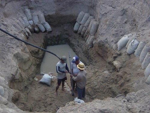 Phân nửa trong tổng số 21 hồ chứa nước trên địa bàn tỉnh Ninh Thuận trong tình trạng cạn kiệt. Tại Ninh Thuận bắt đầu tái diễn tình trạng đào giếng dưới lòng hồ để "chắt" nước.