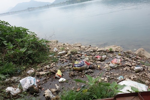 Rác thải sinh hoạt, nước thải chăn nuôi thay nhau “bức tử” bờ sông Đà