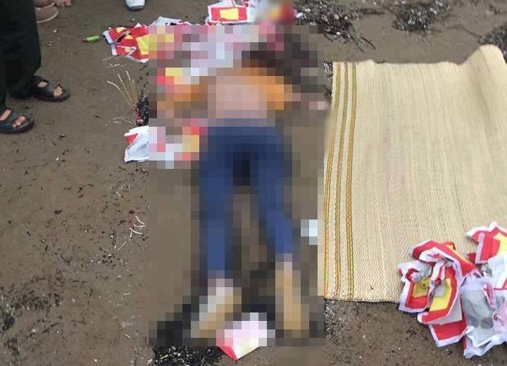 Thi thể nạn nhân được phát hiện tại bãi biển xã Quảng Nham, huyện Quảng Xương (Thanh Hóa)