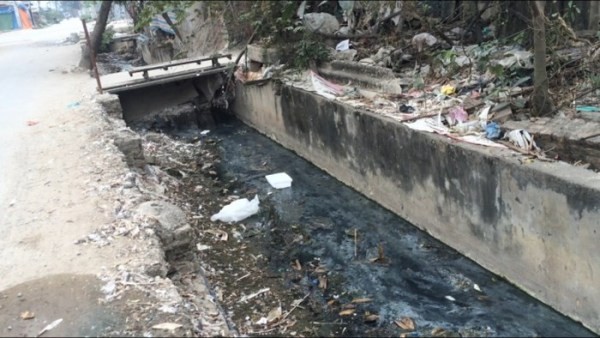 Nước thải tại các làng nghề được xả trực tiếp ra môi trường gây ô nhiễm nghiêm trọng. Ảnh: Hoàng Long