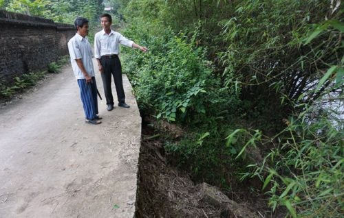 Bờ sông Cầu đoạn qua xóm Cô Dạ, xã Bảo Lý (Phú Bình) đã bị sạt lở đến sát mép đường bê tông, gây nguy hiểm cho người dân