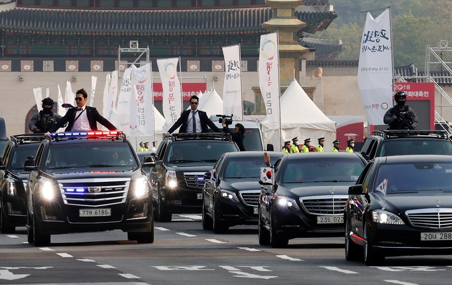 Đoàn xe chở Tổng thống Moon Jae In tiến về khu phi quân sự DMZ sáng 27/4 cho cuộc gặp thượng đỉnh lịch sử