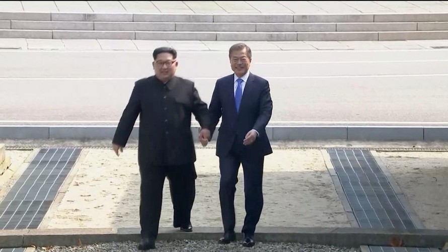 Hai nhà lãnh đạo Triều Tiên và Hàn Quốc dắt tay nhau qua vạch biên giới 