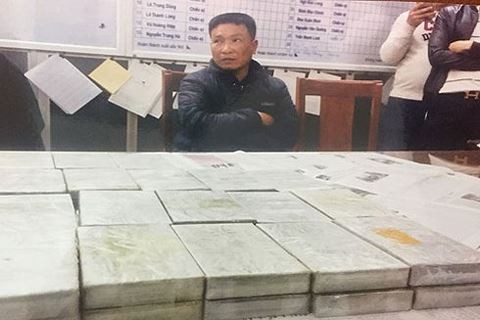 Nguyễn Hữu Chuyền và tang vật tại cơ quan điều tra 