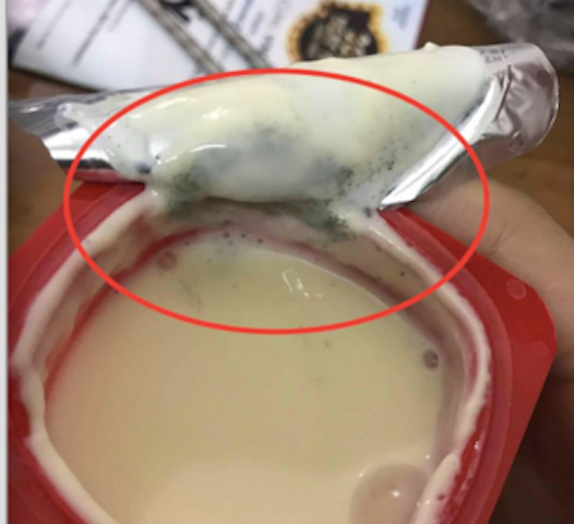 Hình ảnh hộp sữa chua bị mốc xanh 1 góc hộp 