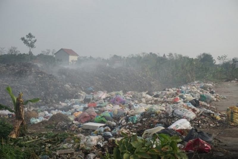 Khu tập kết rác của xã Trung Kiên gây ô nhiễm môi trường nặng nề.