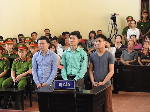 Bác sỹ Hoàng Công Lương (giữa) cùng 2 bị cáo tại phiên tòa bị hoãn ngày 7/5.