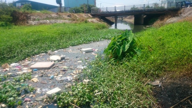 Một đoạn kênh Khe Cạn bị ô nhiễm nghiêm trọng.