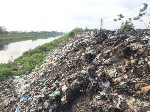 Hai bên bờ sông Nhuệ đang bị bức tử bởi rác thải.