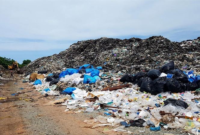 Một số bãi rác “khủng” trên đảo Phú Quốc vẫn chưa được xử lí.