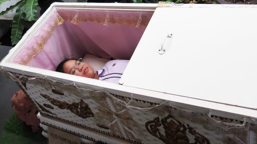 “Khi bạn thực sự ở trong quan tài, bạn có cảm giác như đã chết”, Tammy, 15 tuổi, nói với hãng tin CNN khi chui ra khỏi hộp hình quan tài trong quán cà phê theo chủ đề chết mang tên Kid Mai ở Bangkok, Thái Lan.