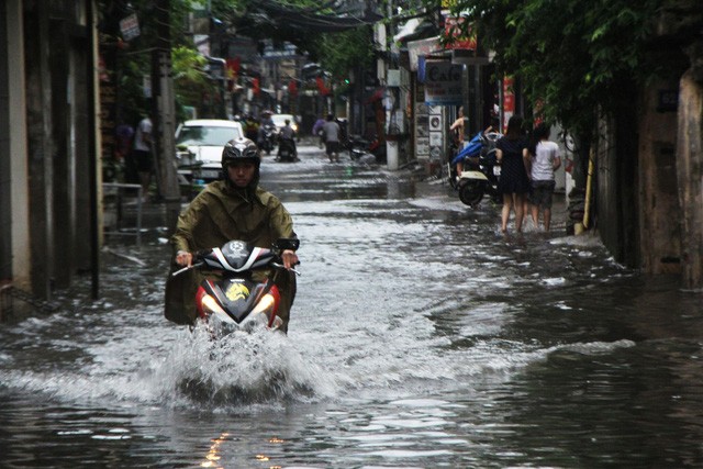 Chùm ảnh: Hà Nội bì bõm sau cơn mưa chiều cuối tuần